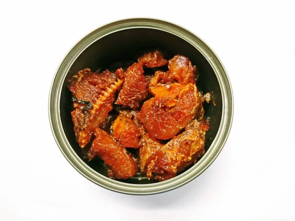 Fried mackerels içinde biber ile beyaz bir arka plan üzerinde olabilir