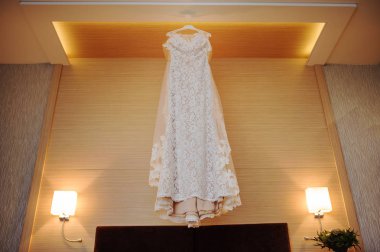 Çok güzel bir sabah gelin iç çamaşırı ve beyaz elbise