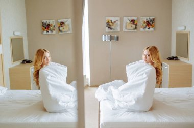 Çok güzel bir sabah gelin iç çamaşırı ve beyaz elbise