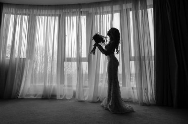 Çok güzel bir sabah gelin iç çamaşırı ve beyaz elbise