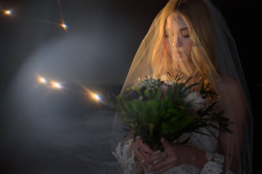 Çok güzel bir sabah gelin iç çamaşırı ve beyaz elbise