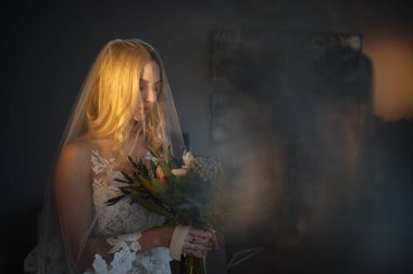 Çok güzel bir sabah gelin iç çamaşırı ve beyaz elbise