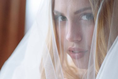 Çok güzel bir sabah gelin iç çamaşırı ve beyaz elbise