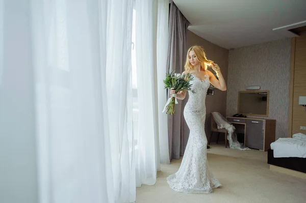 Hermosa novia de la mañana en lencería y vestido blanco — Foto de Stock