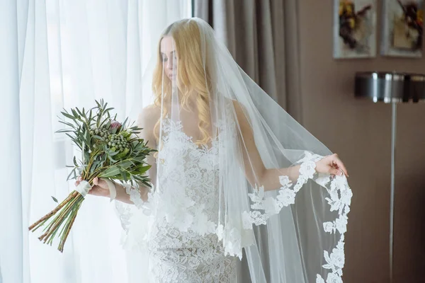 ランジェリーと白いドレスの美しい朝の花嫁 — ストック写真