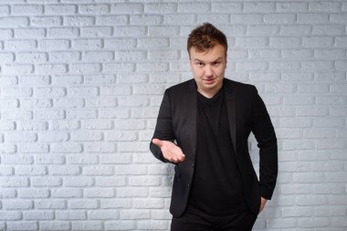 Adam siyah Süiti ve siyah t-beyaz duvara yakın kısa