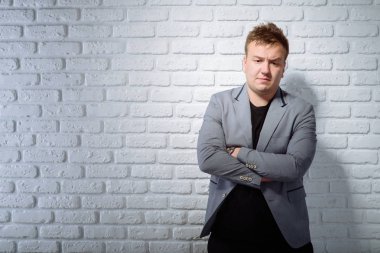 Adam gri Süiti ve siyah t-beyaz wal kısa