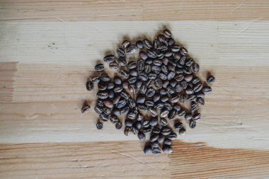 Masanın üstüne lezzetli kahve