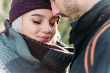 Erkek ve kadın kış park - çift. Aşk hikayesi. Sevgililer günü.