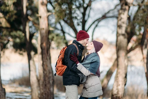 Man en vrouw - koppel - in winter park. Het verhaal van de liefde. Dag van de Valentijnskaart. — Stockfoto