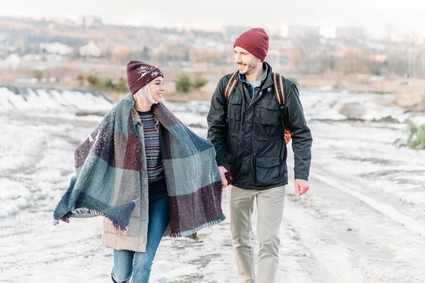 Hombre y mujer - pareja - en el parque de invierno. Historia de amor. San Valentín . — Foto de Stock