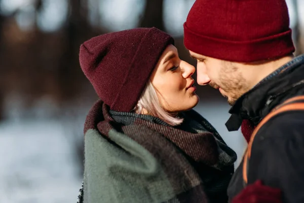 Muž a žena - pár - v zimě parku. Milostný příběh. Valentýn. — Stock fotografie