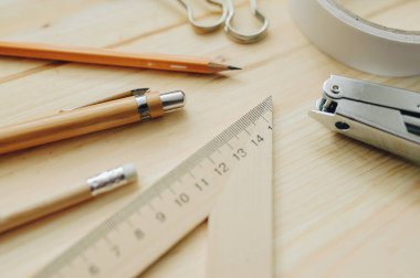 Ahşap kalem, kalem, üçgen, briefpapier klipleri, gün ışığında masaya hefter. Ofis Masaları