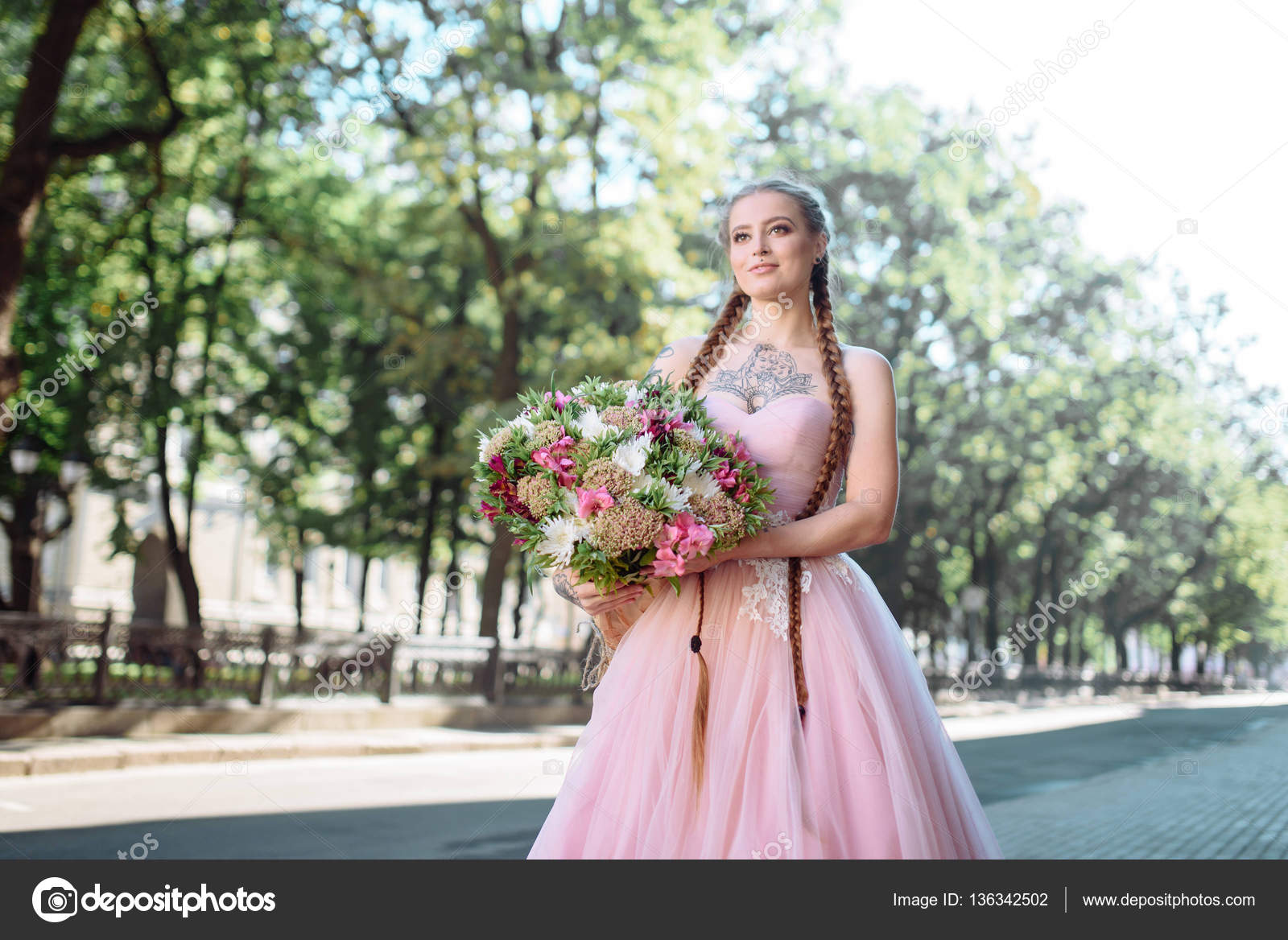 Mariage Mariée Fleurs Femme Tenant Un Bouquet Coloré Avec