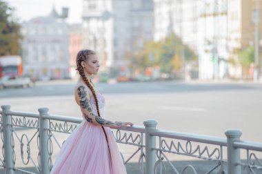 Düğün Çiçek gelin, renkli buket elleri tutan kadın. Dövme