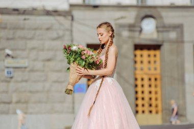 Düğün Çiçek gelin, renkli buket elleri tutan kadın. Dövme