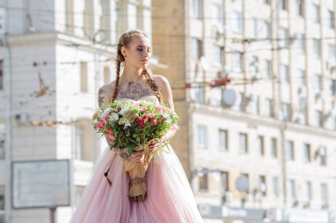 Düğün Çiçek gelin, renkli buket elleri tutan kadın. Dövme