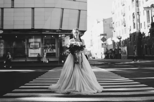 Novia de flores de boda, mujer sosteniendo ramo de colores con sus manos. Tatuaje — Foto de Stock