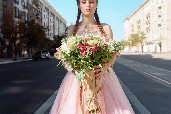 Hochzeitsblumen Braut, Frau hält bunten Strauß mit ihren Händen. Tätowierung — Stockfoto