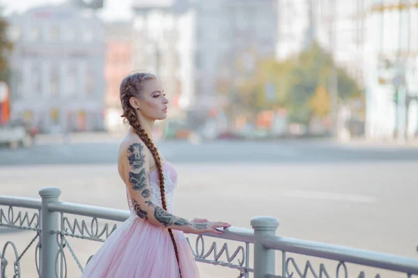 Casamento flores noiva, mulher segurando buquê colorido com as mãos. Tatuagem — Fotografia de Stock