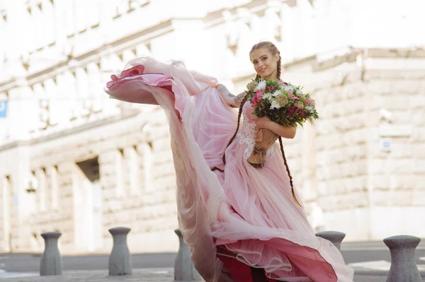 Hochzeitsblumen Braut, Frau hält bunten Strauß mit ihren Händen. Tätowierung — Stockfoto