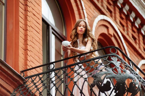 Gelin fincan kahve kırmızı otel binasında lüks dairenin balkonunda ile cinsel iç çamaşırı. — Stok fotoğraf