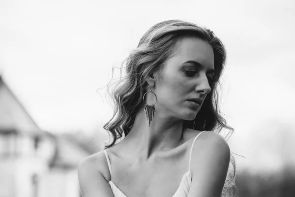 Retrato de verão ao ar livre de menina bonita bonita jovem. Mulher bonita posando na ponte velha. A foto tem um modelo. Preto e branco . — Fotografia de Stock