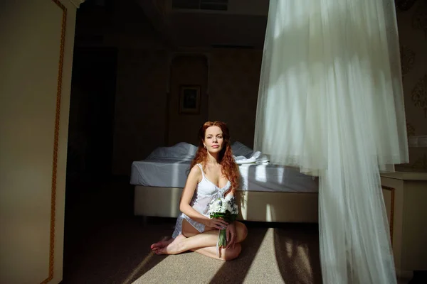 Vackra sexiga redhair dam i eleganta vita trosor och peignoir. Mode Porträtt av modell inomhus. Skönhet kvinna med spets underkläder ligger på sängen. Kvinnliga kroppen i underkläder. Närbild Naken tjej. — Stockfoto