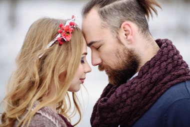 Gelin ve damat bir kış manzara nehir arka plan üzerinde duran şık güzel genç Çift.