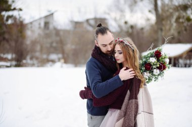 Gelin ve damat bir kış manzara nehir arka plan üzerinde duran şık güzel genç Çift.