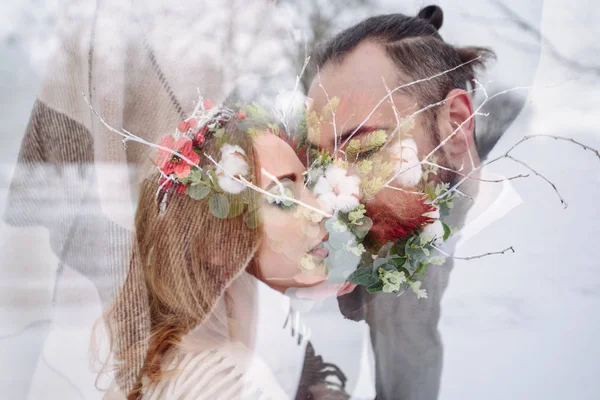 Elegante bella giovane coppia sposa e sposo in piedi sullo sfondo di un fiume paesaggio invernale . — Foto Stock