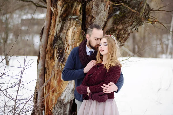 Elegante bella giovane coppia sposa e sposo in piedi sullo sfondo di un fiume paesaggio invernale . — Foto Stock