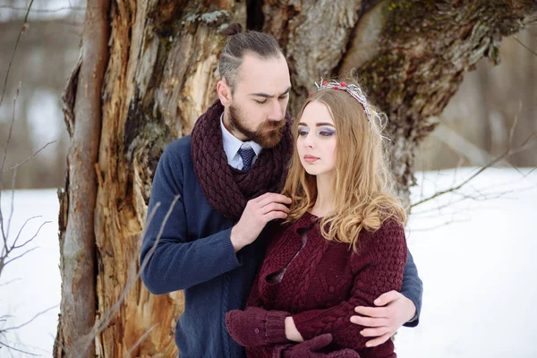 Elegante bela noiva casal jovem e noivo de pé no fundo de um rio paisagem de inverno . — Fotografia de Stock