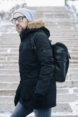 mutlu genç adam sakallı.