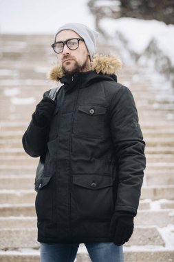 mutlu genç adam sakallı.