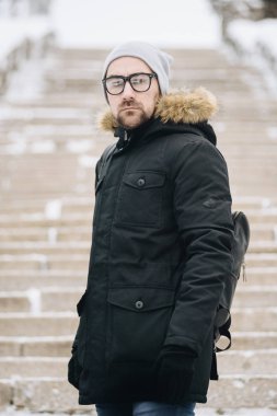 mutlu genç adam sakallı.