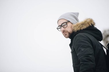 mutlu genç adam sakallı.