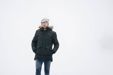 mutlu genç adam sakallı.