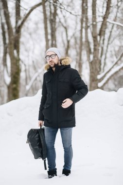 mutlu genç adam sakallı.