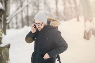 mutlu genç adam sakallı.