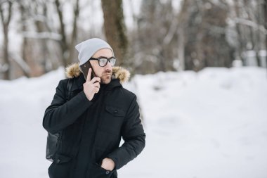 mutlu genç adam sakallı.