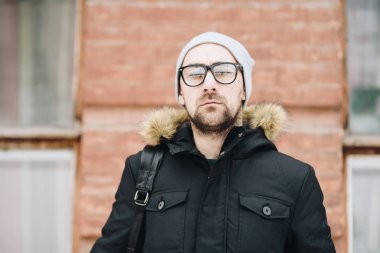 mutlu genç adam sakallı.