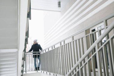 mutlu genç adam sakallı.