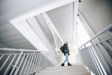 mutlu genç adam sakallı.