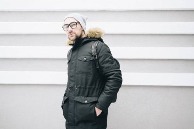 mutlu genç adam sakallı.