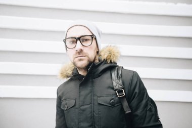 mutlu genç adam sakallı.