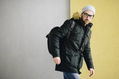 mutlu genç adam sakallı.