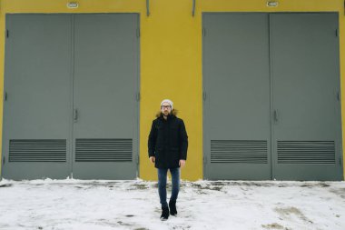 mutlu genç adam sakallı.