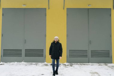 mutlu genç adam sakallı.