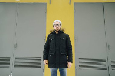mutlu genç adam sakallı.